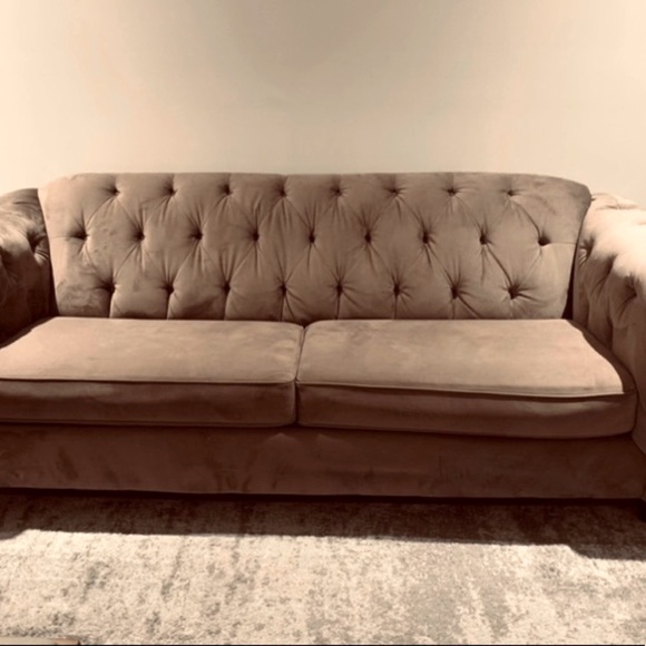 LUXURIOUS VELVET CHESTERFIELD SOFA IN TAUPE - Picture 5 of 8